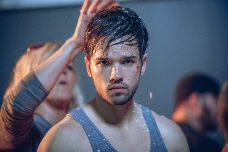 สาวๆ มีกรี๊ด ! ทีมงานเผยภาพเบื้องหลัง “Nathan Kress” พระเอกหนุ่มหล่อ หุ่นนักกีฬา