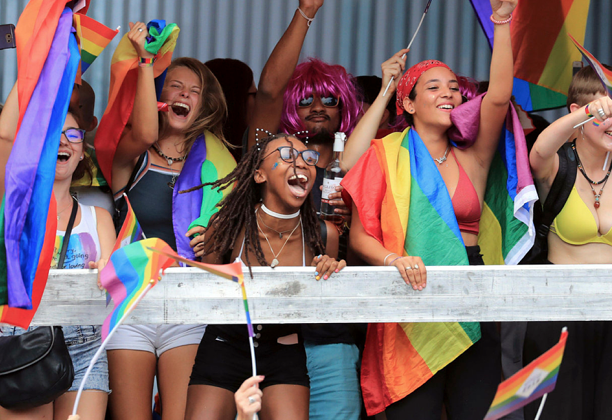 “ใครไม่ไพรด์ เกย์ไพรด์”  ชาว LGBT 400,000 คน พาเหรด “Brighton Pride”