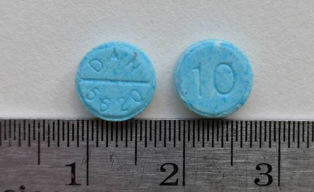 พ่อแม่ ผู้ปกครอง ดูไว้ หากเจอยาเม็ด กลมแบนสีฟ้า ด้านหนึ่งมีตัวอักษร “D A N” และตัวเลข “5 6 2 0” เป็นยาเสพติด
