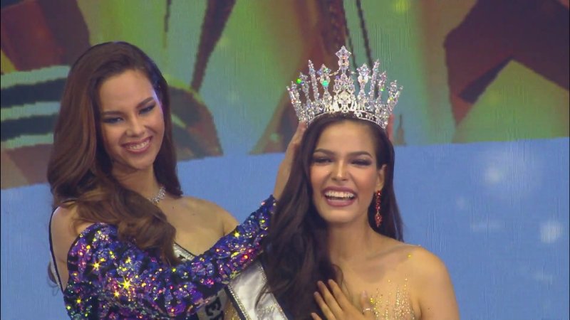 แห่ติดแฮชแท็ก #ฟ้าใสไปจักรวาล #มงสามมาแน่ ฟ้าใส ปวีณสุดา คว้า Miss Universe Thailand 2019