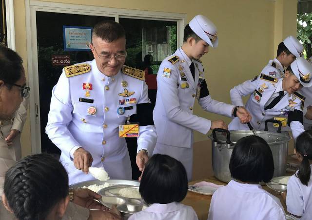 โปรดเกล้าฯ พระราชทานเครื่องราชฯ จุลจอมเกล้า-เหรียญรัตนาภรณ์ วีระพันธ์ กับ กัปตันต่าย ผู้บริหารการบินไทย