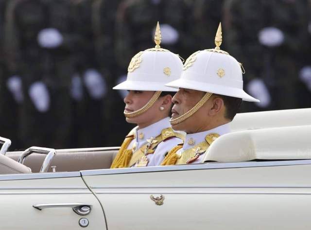 พระราชินี สุทิดา ทรงสง่างาม วันกองทัพไทย ทรงเป็นนายทหารหญิงพระองค์แรก จบหลักสูตรพิเศษทหารนาวิกโยธิน