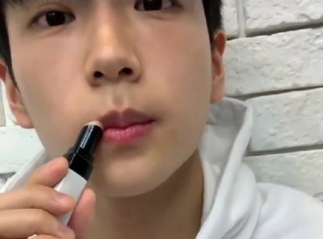 นนกุล  พระเอกซีรีส์หน้าใส เผยเคล็ดลับ ปากแดง อมชมพู พกลิปบาล์ม จาก Bobbi Brown รุ่นนี้ใช้ตลอด