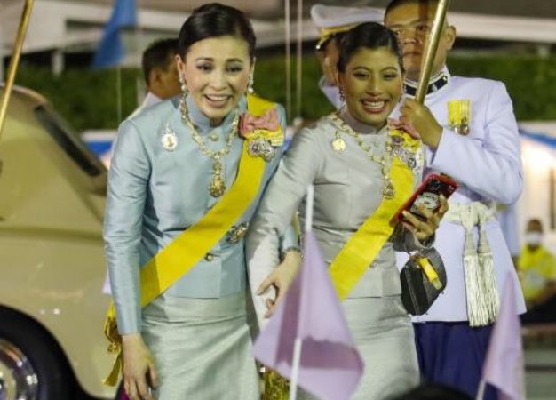 ราชินีสุทิดา ทำให้คนไทย ยิ้มได้ ทรงออกงาน ปีติชมพระบารมีใกล้ชิด แย้มพระสรวล สง่างาม เปล่งรัศมี พร้อมซึ้งใจภาพ พระพันปีหลวง