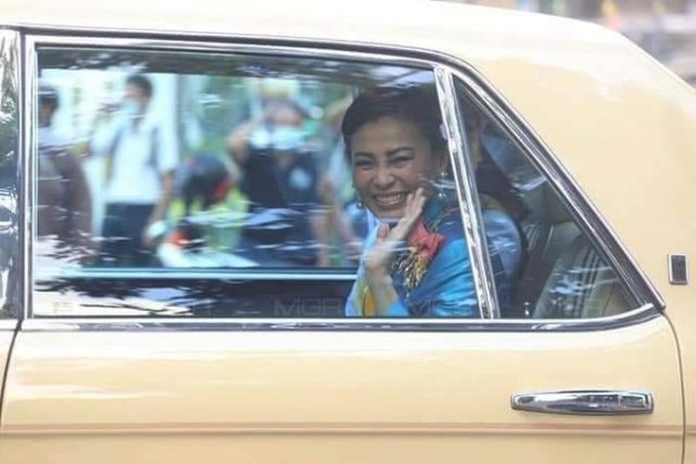 ปลื้มปีติ พระราชินีสุทิดา ทรงพระราชหฤทัยตั้งมั่น ทรงครองพระสติ ทำให้คนไทยปลื้มปีติ ทั้งทรงงาน และ ฉลองพระองค์ชุดไทย พระสิริโฉมงดงาม