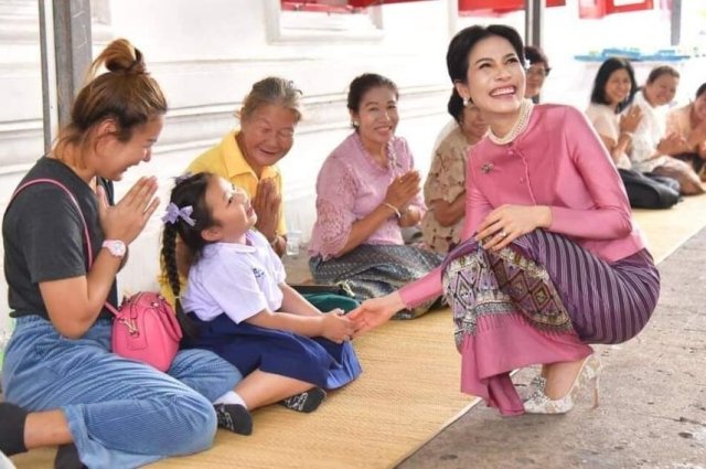 ชื่นชมเจ้านายอีกองค์ หม่อมก้อย “เจ้าคุณพระสินีนาฏ พิลาสกัลยาณี”  หลังได้ คืนยศหม่อมก้อย พสกนิกร ตามข่าวหม่อมก้อย ออกงาน ทุกวัน