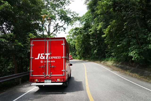 ขนส่งพนักงานลาออก j&t พนักงานลาออก ทำให้ j&t express พัสดุตกค้าง จำนวนมาก ประชาชนถาม บริษัทขนส่งสีแดง ขนส่งสีแดงคือบริษัทอะไร