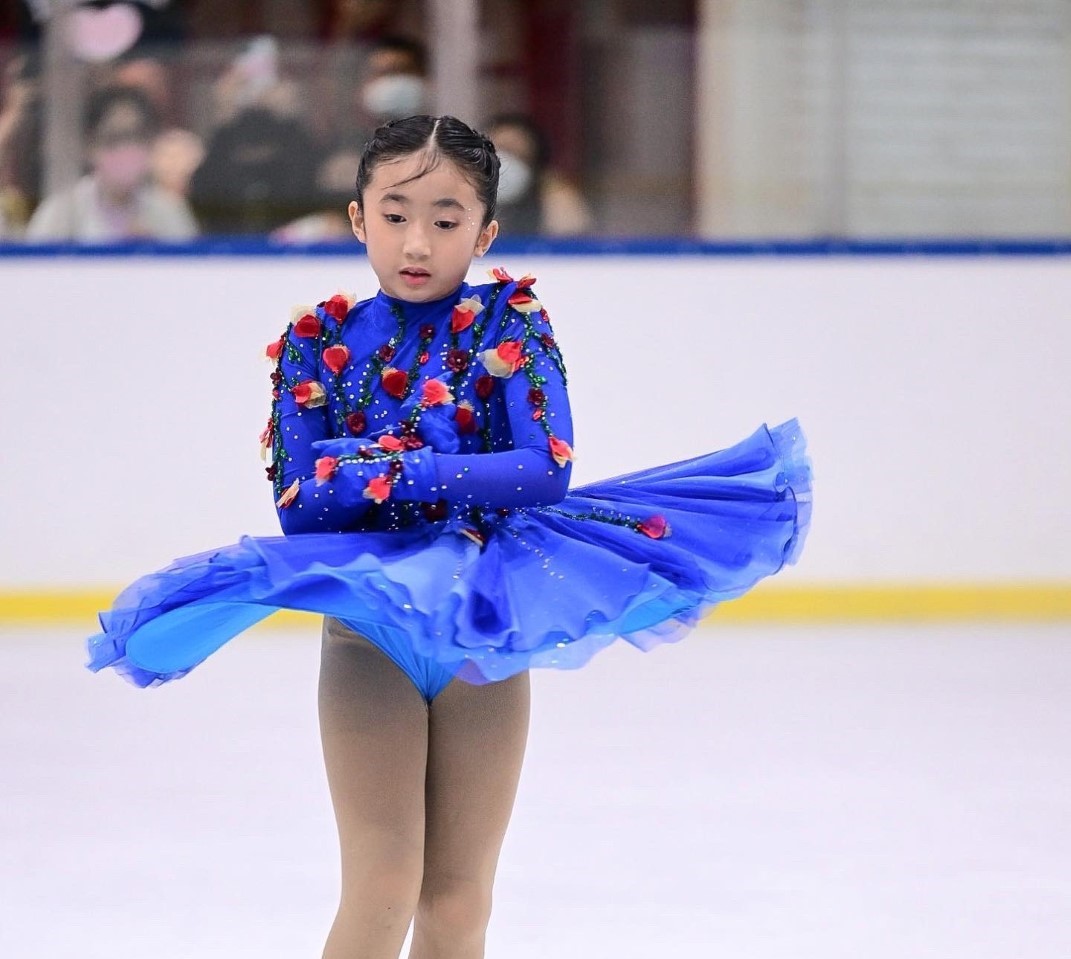 ลูกสาว "ปอ ตนุภัทร" สามี "เบนซ์ พริกไทย" น้องเฟอร์รารี่ ขึ้นแท่นดาวรุ่งไอซ์สเก็ต หยิบถุงเท้านำโชคใส่แข่ง ปอ-เบ๊นซ์ ตื่นเต้นยิ่งกว่า ขอส่งลูกเข้าสนามเอง    