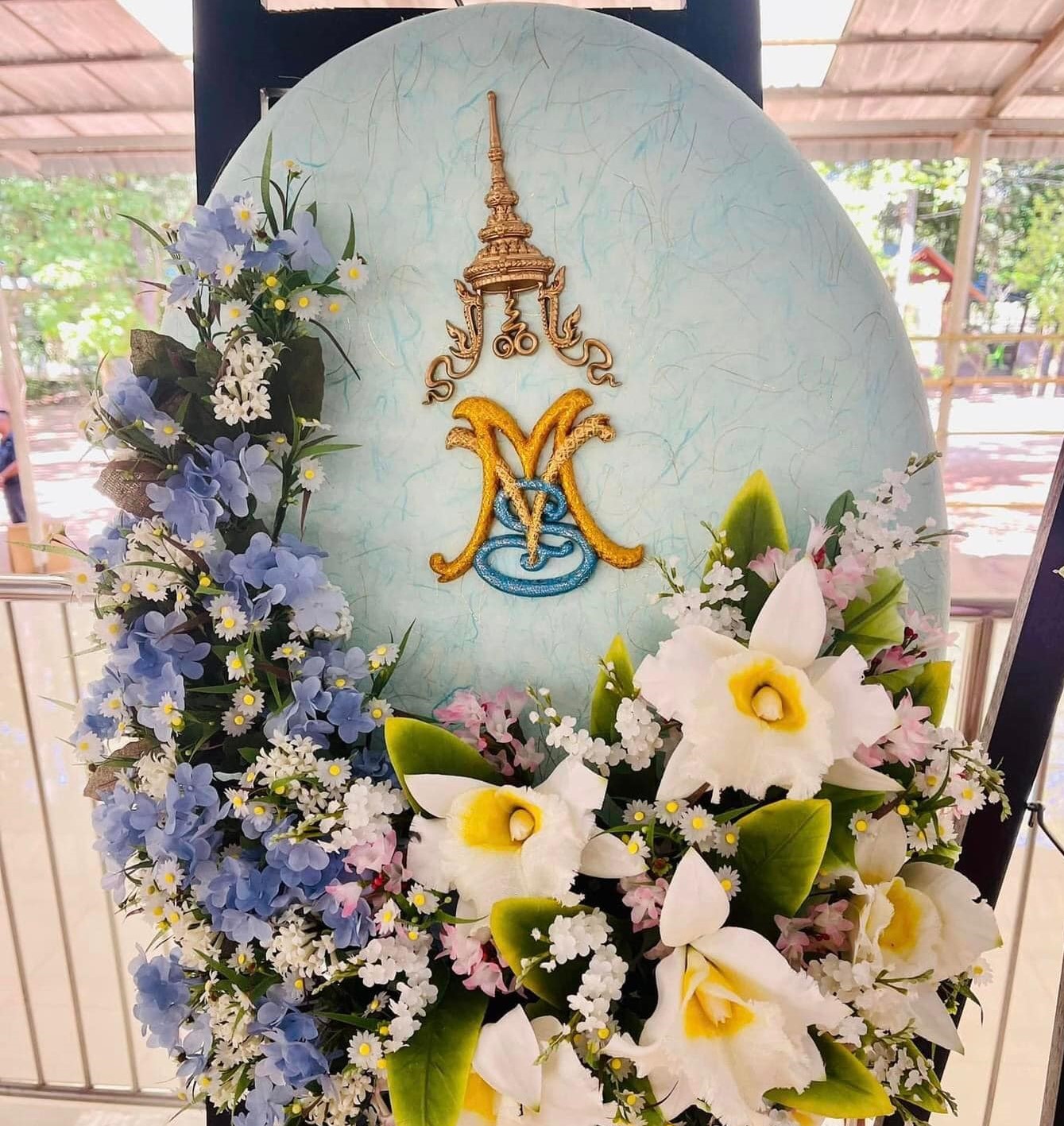 กลุ่มเรารักเจ้าคุณพระ โพสต์ภาพ พวงมาลาเจ้าคุณพระ ประทาน พวงมาลาวางหน้าหีบศพ น้องเบนซ์ นร.ราชวินิตฯ เสียชีวิตถังดับเพลิงระเบิด